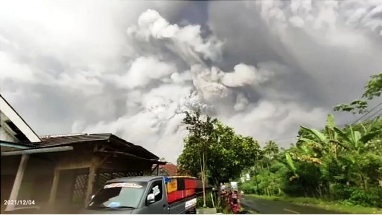 Las impactantes imágenes de la erupción del volcán Semeru en Indonesia: ascienden a 14 los muertos